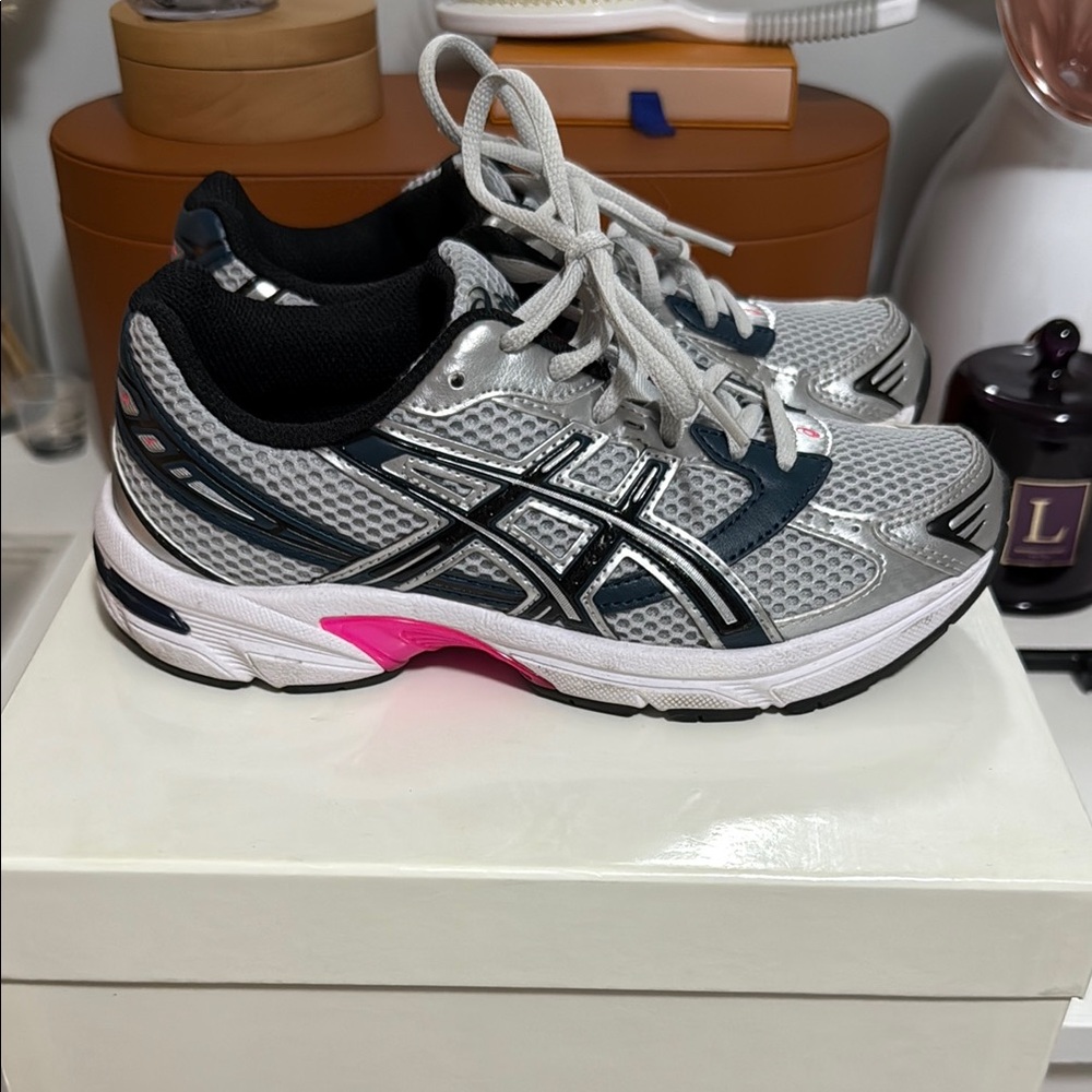 ASICS - Picture 2 of 4